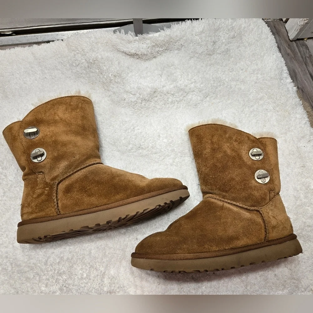 UGG TURNLOCK WOMEN SHORT BOOTS SUEDE CHESTNUT US 8 Women